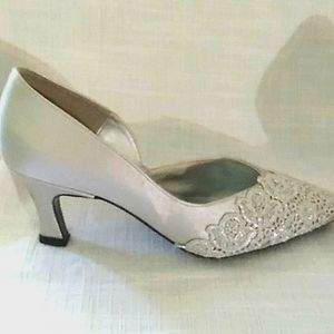 Six medium Di Lusso silver shoes